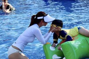 抖音游泳池女网红吃瓜,抖音网红美食瞬间走红！”