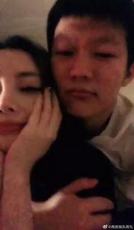 情侣网红拍吃瓜视频,情侣网红共度吃瓜时光，甜蜜互动引网友热议