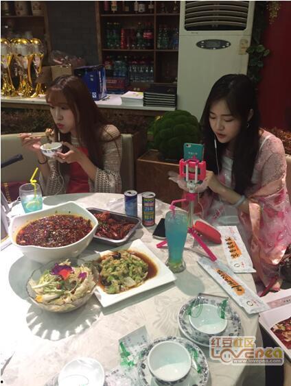 淄博探店女网红吃瓜,瓜果飘香中的美食之旅