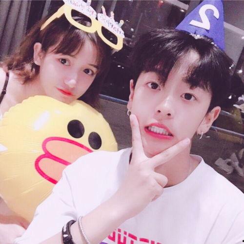 网红吃瓜微信情侣头像,吃瓜表情下的甜蜜互动