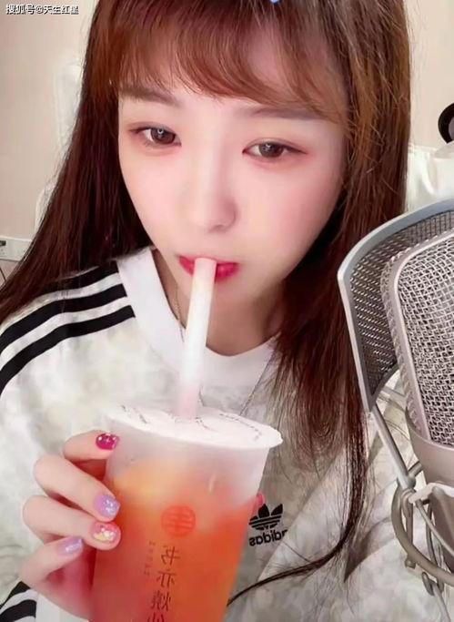 抖音网红女主播吃瓜,抖音女主播带你尝鲜网红吃瓜盛宴