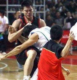 网红篮球场吃瓜事件真相,真相背后引人深思