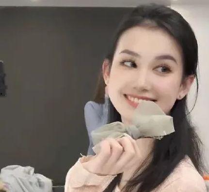 官宣吃瓜网红是谁啊视频,揭秘视频背后的热门人物