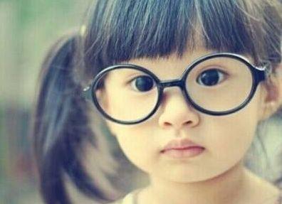 吃瓜小网红戴眼镜,揭秘网红戴眼镜的独特魅力  第1张