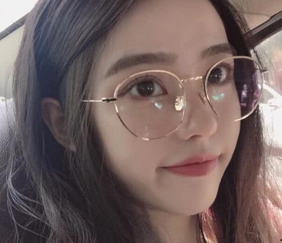 吃瓜小网红戴眼镜,揭秘网红戴眼镜的独特魅力  第2张